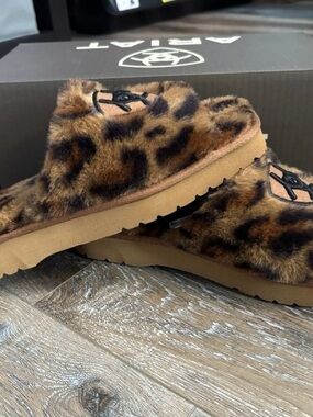 Ariat Leopard Faux Fur Slip-On Mule Slippers in Brown animal print fuzzy size 7